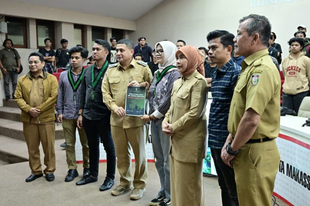 Munafri–Aliyah Jawab Aspirasi HMI: Program Strategis Efektif Tekan Pengangguran dan Perkuat Pendidikan Makassar 1 Wali Kota Makassar Munafri Arifuddin bersama Wawali Aliyah Mustika Ilham berdialog langsung dengan para aktivis HMI.