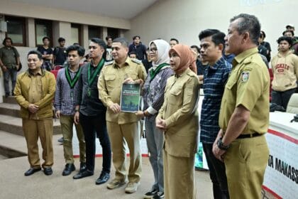 Wali Kota Makassar Munafri Arifuddin bersama Wawali Aliyah Mustika Ilham berdialog langsung dengan para aktivis HMI.
