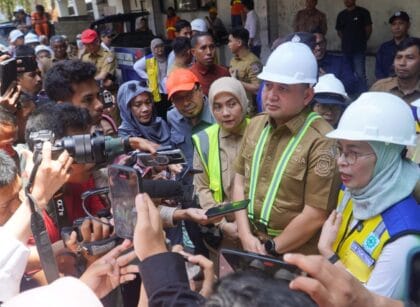 Dirjen Cipta Karya Kementerian PU Dewi Chomistriana bersama Wali Kota dan Wawali Makassar meninjau langsung kondisi pasca kebakaran Gedung DPRD Kota Makassar di Jalan AP Pettarani
