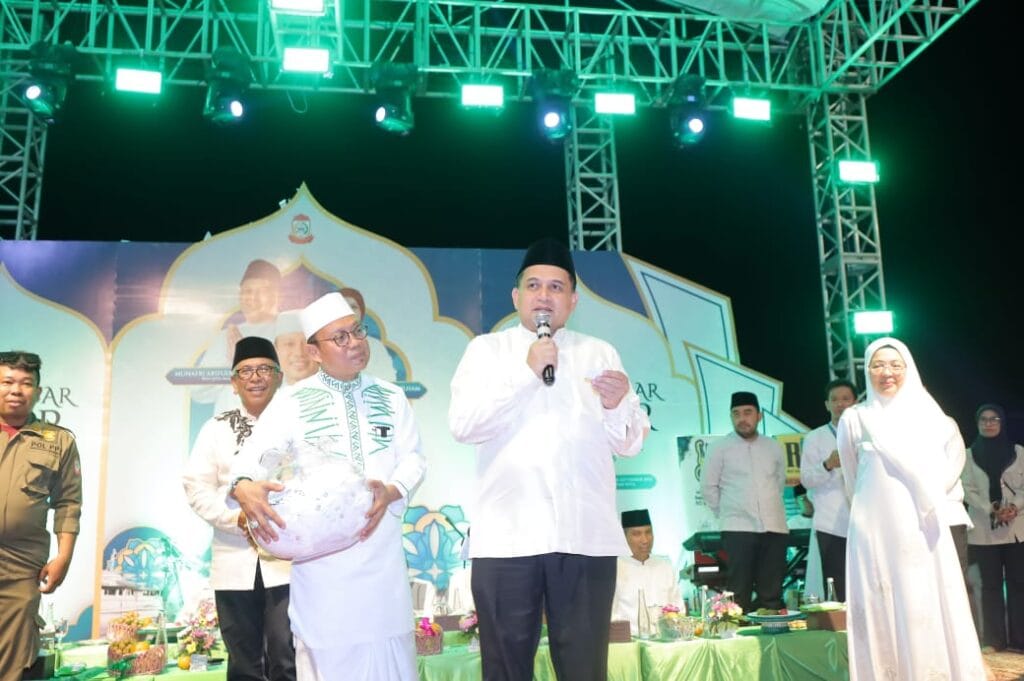 Wali Kota Makassar Munafri Arifuddin bersama tokoh masyarakat dan pemuka agama, termasuk Ustaz Das’ad Latif dan mantan Wali Kota Ilham Arief Sirajuddin, menghadiri Maulid Akbar Pesisir Makassar 1447 H/2025 di Dermaga Paotere.