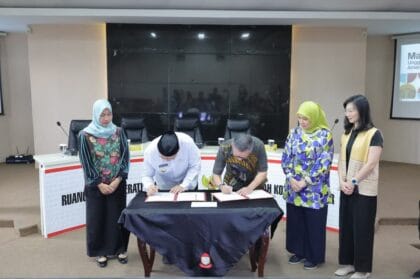 Wali Kota Makassar Munafri Arifuddin bersama jajaran Pemkot dan Putera Sampoerna Foundation menandatangani MoU pendidikan, membuka peluang beasiswa dan pelatihan guru demi lahirkan SDM unggul.