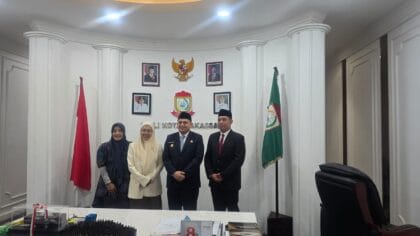 Wali Kota Makassar Munafri Arifuddin bersama Sekretaris DPRD Makassar Andi Rahmat Mappatoba saat membahas rencana pemindahan kantor sementara ke Gedung Perumnas Hertasning.