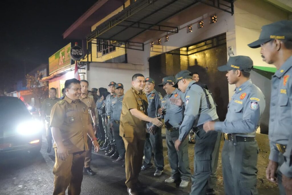 Wali Kota Makassar Munafri Arifuddin saat meninjau Poskamling di empat kecamatan, memastikan pengaktifan kembali Siskamling sesuai arahan Mendagri.