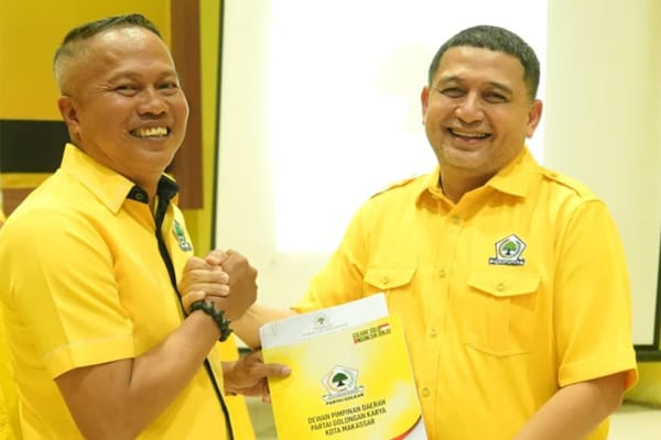 Om Luk Perkuat Barisan Golkar di Biringkanaya: Targetkan Kemenangan Dua Kali Lipat 1 Om Luk (Andi Lukmanul Hakim), Pimpinan Kecamatan Partai Golkar Biringkanaya (kiri) bersama Munafri Arifuddin, Ketua DPD II Partai Golkar Makassar (kanan), usai rapat internal pergantian pengurus.