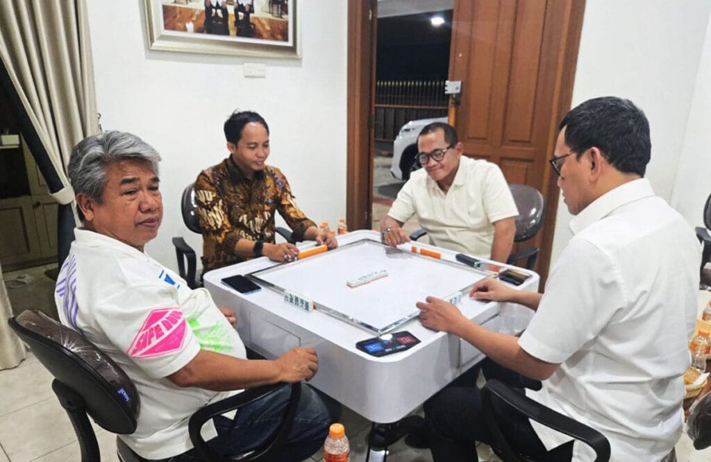 Menhut Raja Juli Antoni Klarifikasi Foto Bersama Tersangka Pembalak Liar 1 Raja