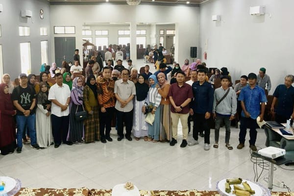 Anggota DPR RI Fraksi Gerindra, La Tinro La Tunrung, berfoto bersama peserta usai sosialisasi Empat Pilar Kebangsaan di Gedung Halal Center Enrekang, 7 September 2025.