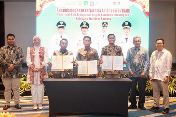 Wali Kota Banjarmasin H.M. Yamin dan Bupati Enrekang H. Muh. Yusuf Ritangnga usai penandatanganan kerjasama antar daerah di Makassar.