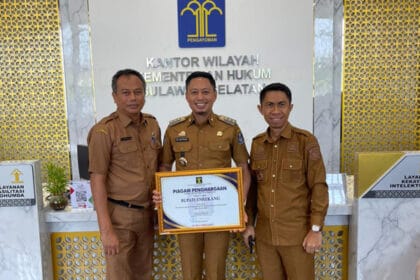Bupati Enrekang H. Muh. Yusuf Ritangnga menerima penghargaan dari Kemenkumham RI atas pembentukan Pos Bantuan Hukum (Posbakum) yang menjamin akses keadilan bagi masyarakat kurang mampu.