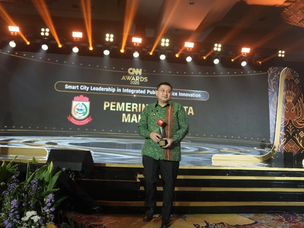 Wali Kota Makassar, Munafri Arifuddin, menerima penghargaan CNN Indonesia Award 2025 di Jakarta, 31 Oktober 2025.
