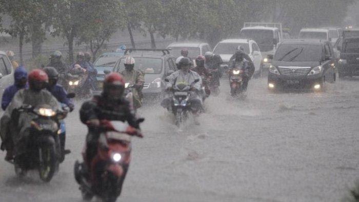 Makassar Masuki Musim Hujan, BMKG Imbau Warga Waspadai Risiko Banjir 1 Makassar