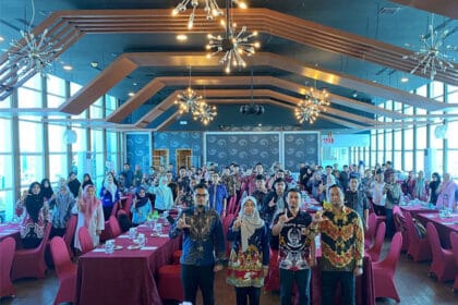 Sekretaris Dinas Kominfo Makassar, Ismawaty Nur, bersama narasumber Muzzaman Almadani dan perwakilan seluruh OPD Pemerintah Kota Makassar berfoto bersama usai pembukaan Bimbingan Teknis Penyusunan Arsitektur Sistem Informasi dan Arsitektur SPBE di Aston Hotel Makassar.