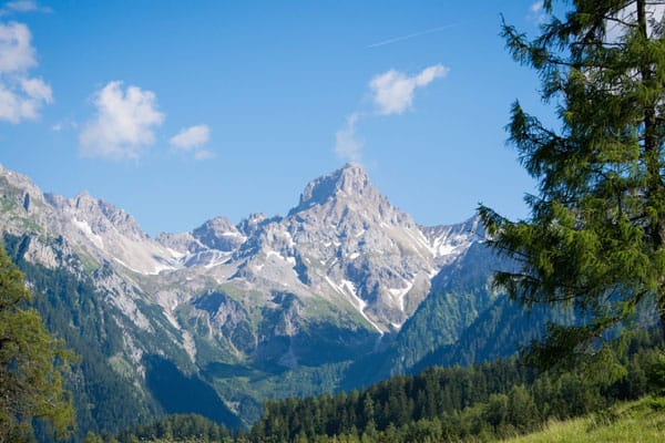 10 Negara dengan Rata-Rata Ketinggian Tertinggi di Dunia. (Dok. Canva).