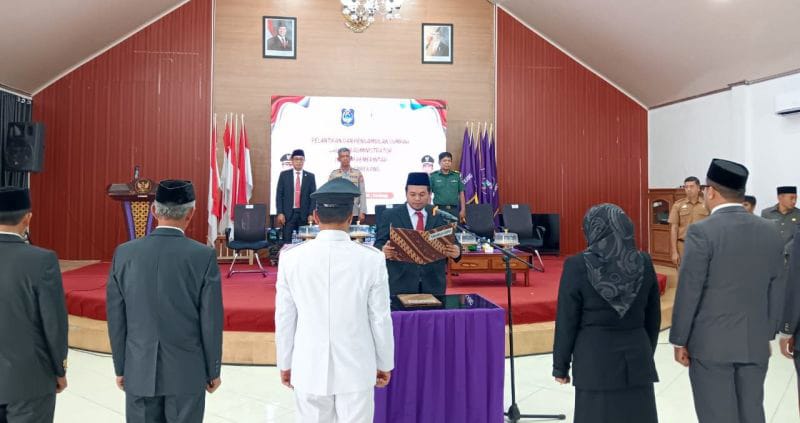 Wakil Bupati Enrekang Lantik 8 Pejabat Administrator, Tekankan Integritas dan Amanah 2 Wakil Bupati Enrekang, Andi Tenri Liwang La Tinro, saat melantik delapan pejabat administrator di Pendopo Rumah Jabatan Bupati Enrekang, Selasa (7/10/2025).