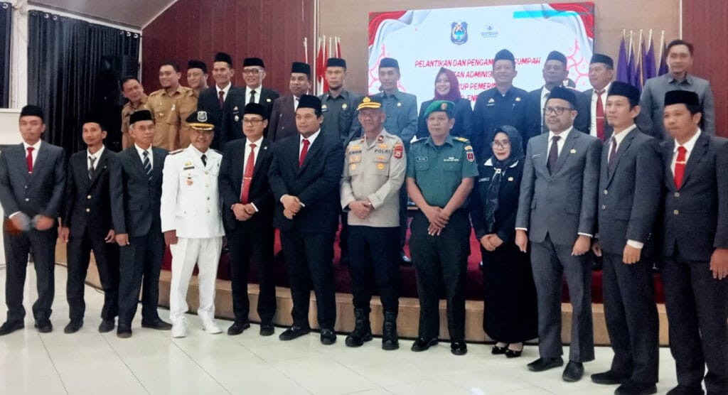 Wakil Bupati Enrekang Lantik 8 Pejabat Administrator, Tekankan Integritas dan Amanah 1 Wakil Bupati Enrekang, Andi Tenri Liwang La Tinro, bersama delapan pejabat administrator yang baru dilantik, usai prosesi pelantikan di Pendopo Rumah Jabatan Bupati Enrekang, Selasa (7/10/2025).