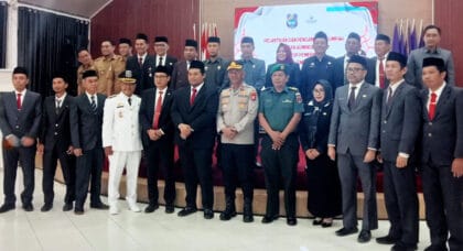 Wakil Bupati Enrekang, Andi Tenri Liwang La Tinro, bersama delapan pejabat administrator yang baru dilantik, usai prosesi pelantikan di Pendopo Rumah Jabatan Bupati Enrekang, Selasa (7/10/2025).