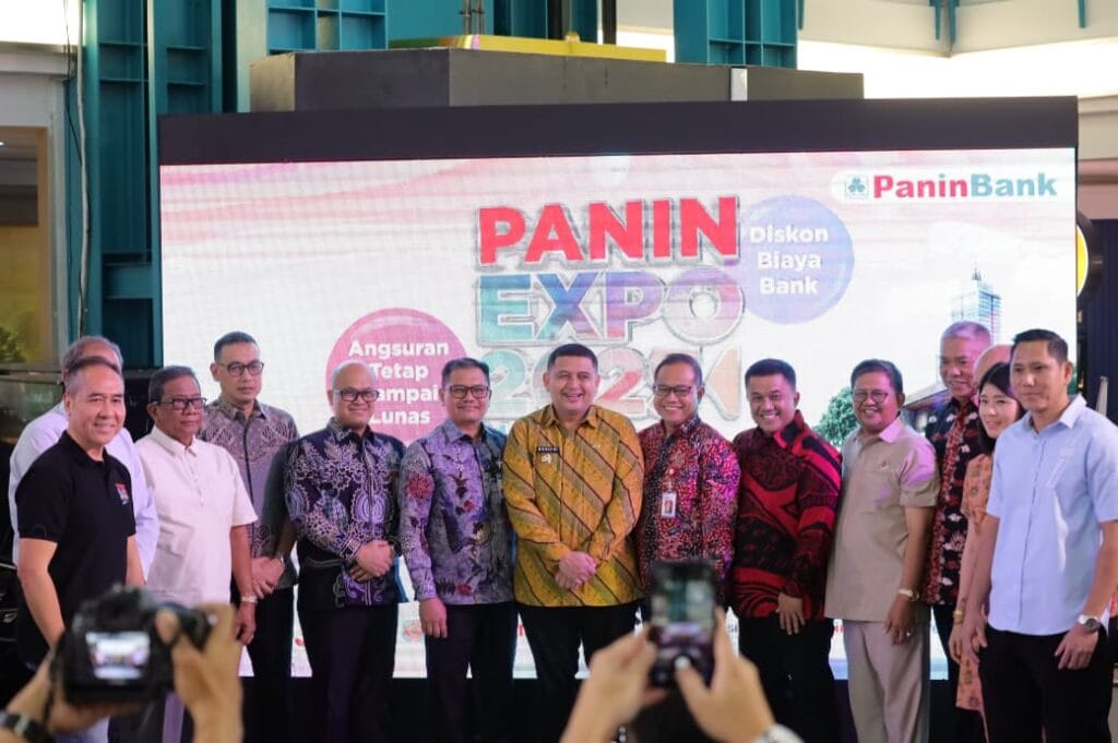 Perkuat Sinergi, Panin Expo 2025 Jadi Pendorong Ekonomi Makassar 1 Wali Kota Makassar, Munafri Arifuddin, bersama manajemen Bank Panin saat membuka Panin Expo 2025 di Mall Mari, Kamis (2/10/2024).