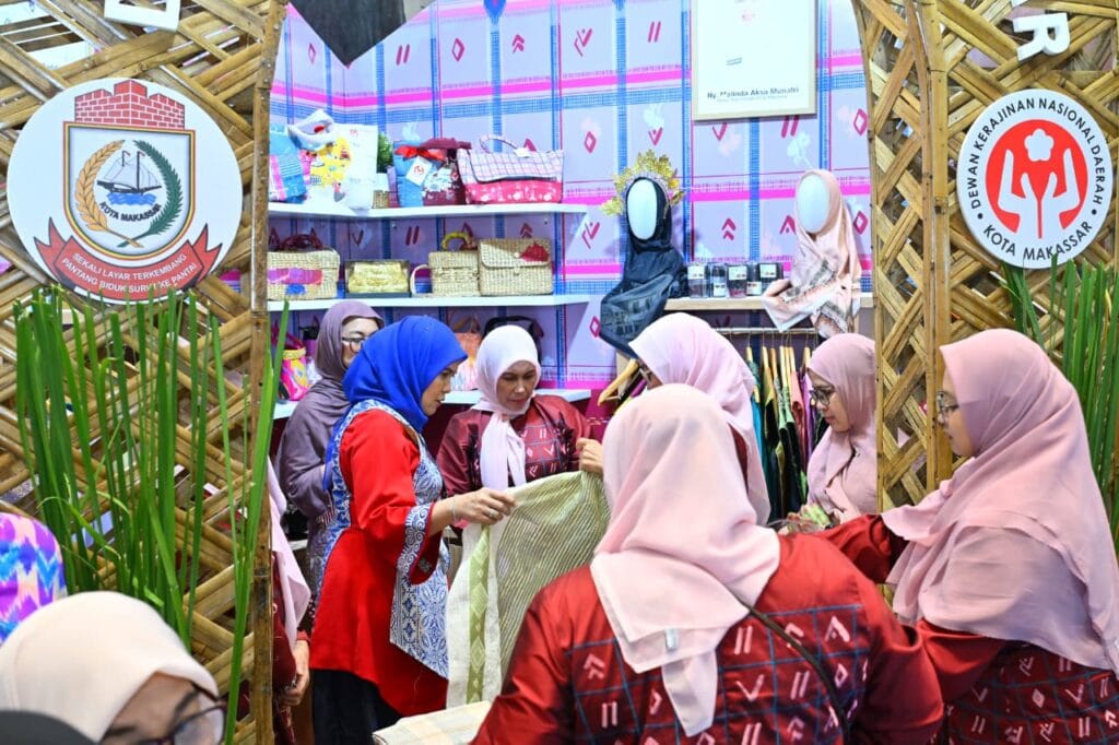 Wakil Wali Kota Makassar sekaligus Pembina Dekranasda, Aliyah Mustika Ilham, meninjau dan membeli produk UMKM binaan pada ajang INACRAFT 2025 di Jakarta.