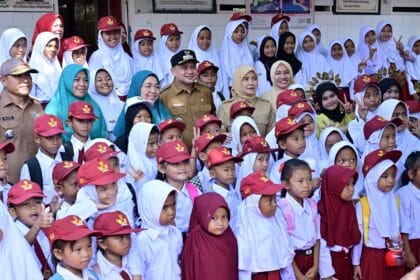 Wali Kota Makassar, Munafri Arifuddin, dan Wakil Wali Kota Aliyah Mustika Ilham bersama Ketua Yayasan Bosowa Education, Melinda Aksa, menyerahkan seragam sekolah gratis kepada siswa SD dan SMP di Pulau Kodingareng, Kecamatan Sangkarang, Senin (6/10/2025).