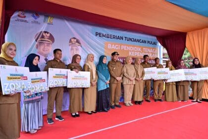 Wali Kota Makassar, Munafri Arifuddin, bersama Wakil Wali Kota, Aliyah Mustika Ilham, menyerahkan tunjangan khusus bagi guru dan tenaga kesehatan di Pulau Kodingareng.