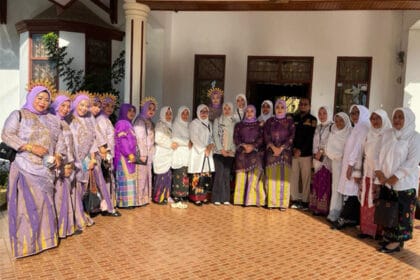 Kontingen TP PKK Kabupaten Enrekang tampil memukau dalam defile Jambore & HKG PKK ke-53 di Kabupaten Bone, Sulsel.