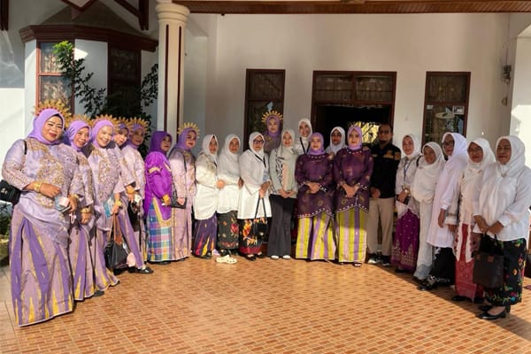 Kontingen TP PKK Kabupaten Enrekang tampil memukau dalam defile Jambore & HKG PKK ke-53 di Kabupaten Bone, Sulsel.