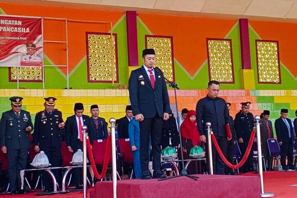 Bupati Enrekang, Muh. Yusuf Ritangnga, memimpin langsung Upacara Hari Kesaktian Pancasila di Alun-Alun Lapangan Abu Bakar Lambogo, Rabu (1/10/2025). Dok. Ist.