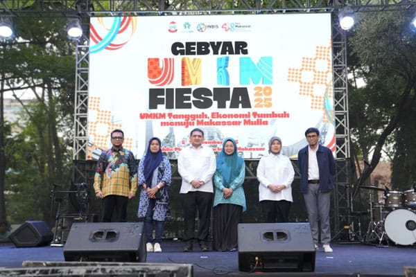 Munafri-Aliyah Tegaskan Komitmen Nyata Dorong UMKM Makassar Naik Kelas dan Tembus Pasar Ekspor 1 Wali Kota Makassar Munafri Arifuddin bersama Wakil Wali Kota Aliyah Mustika Ilham membuka UMKM Fiesta 2025 di Mall Ratu Indah.