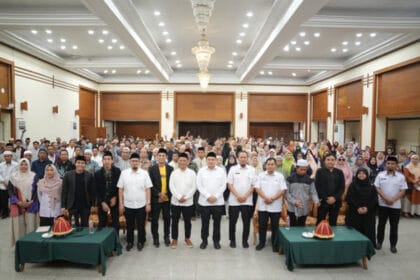 Wali Kota Makassar, Munafri Arifuddin, menutup Pelatihan Pengurus Masjid se-Kota Makassar di Makassar Golden Hotel, sekaligus menegaskan pentingnya standarisasi tata kelola masjid yang bersih, transparan, dan berdaya bagi umat.