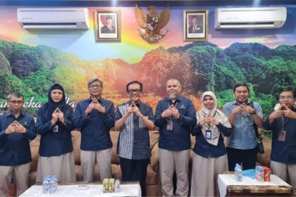 Anggota Komisi X DPR RI, Ir. H. La Tinro La Tunrung, foto bersama jajaran Badan Pusat Statistik Sulawesi Selatan usai melakukan kunjungan kerja di Kantor Wilayah BPS Sulsel.