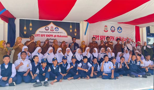 Anggota Komisi X DPR RI Fraksi Partai Gerindra, Ir. H. La Tinro La Tunrung, foto bersama para siswa, kepala sekolah dan guru-guru SMP Negeri 48 Makassar.