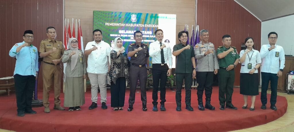 Bupati Enrekang H. Yusuf Ritangnga bersama Forkopimda menyambut Kepala Kejari Enrekang Andi Fajar Anugrah Setiawan di Pendopo Rumah Jabatan Bupati Enrekang.