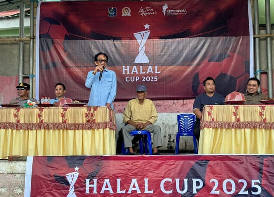 96 Tim Bertarung di HALAL CUP II: La Tinro Resmi Mulai Kick Off di Enrekang 1 La Tinro La Tunrung membuka secara resmi HALAL CUP II didampingi Wakil Bupati Enrekang, Andi Tenri Liwang, bersama jajaran Kadis, Kepala OPD, Polres, dan Dandim.