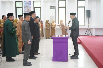 Bupati Enrekang H. Yusuf Ritangnga melantik Zulkarnain Karra sebagai Penjabat Sekda Enrekang di Ruang Pola Kantor Bupati, Selasa (4/9/2025).