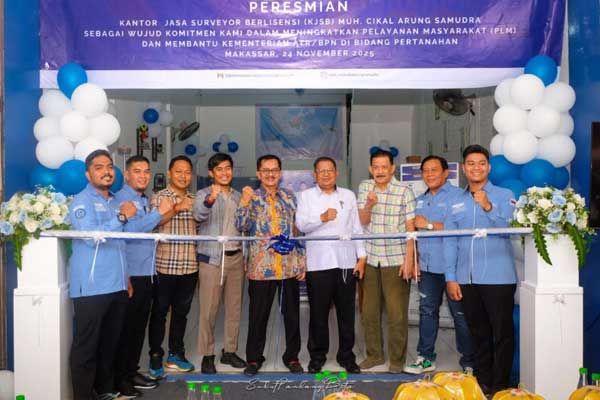 Muh. Cikal Arum Samudra bersama jajaran ATR/BPN saat peresmian Kantor Jasa Surveyor Berlisensi (KJSB) di Barombong, Makassar.