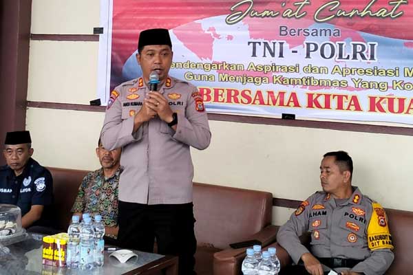 AKBP Andi Kumara bersama jajaran TNI-POLRI dan warga Maros saat pelaksanaan program “Jumat Curhat” sebagai upaya memperkuat Kamtibmas.