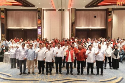 Foto bersama Wali Kota Makassar Munafri Arifuddin bersama jajaran pengurus dan tamu kehormatan pada pelantikan IKA Fakultas Hukum Unhas di Hotel Claro Makassar, Jumat (14/11/2025).