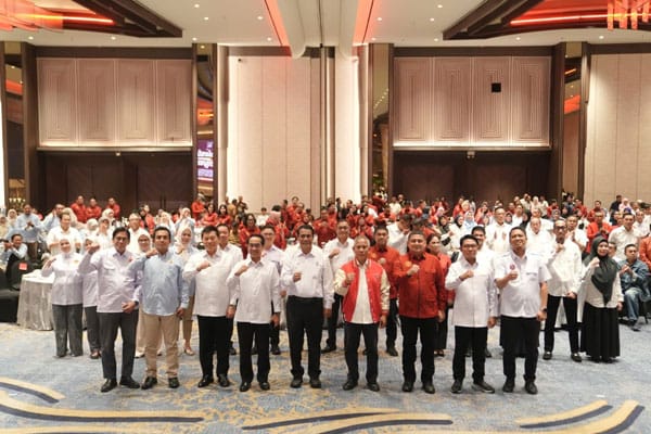Foto bersama Wali Kota Makassar Munafri Arifuddin bersama jajaran pengurus dan tamu kehormatan pada pelantikan IKA Fakultas Hukum Unhas di Hotel Claro Makassar, Jumat (14/11/2025).