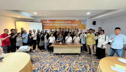 Jajaran Direksi, Kepala Bagian, dan Kepala Pasar Perumda Pasar Makassar berfoto bersama usai Pelatihan Cascading KPI di Hotel Grand Maleo, Makassar.