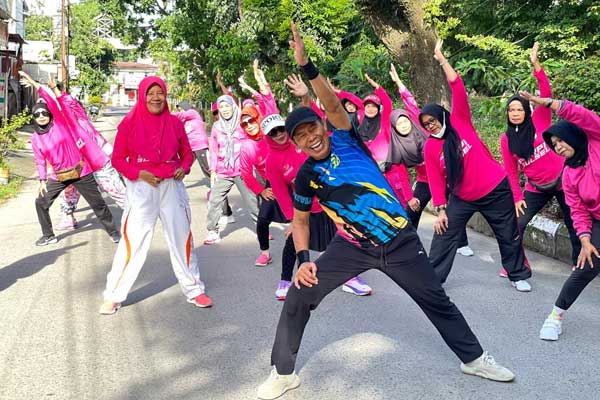 Anggota PORPI (Persatuan Olahraga Pernapasan Indonesia) Sulawesi Selatan sedang melakukan kegiatan senam di Kecamatan Manggala Kota Makassar.