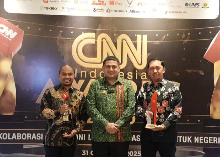 Wali Kota Makassar, Munafri Arifuddin, menerima penghargaan CNN Indonesia Award 2025.