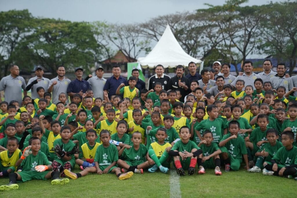 Wali Kota Makassar Munafri Arifuddin bersama Coach Indra Sjafri memberi semangat kepada 140 pemain muda dalam ajang Grassroots Football Festival di Bosowa Sport Center.