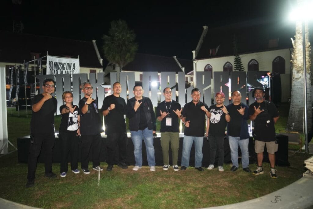 Wali Kota Makassar, Munafri Arifuddin, berfoto bersama panitia dan tamu pada malam puncak Rock in Celebes 2025 di Benteng Rotterdam.