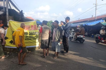 Direksi Perumda Pasar Makassar meninjau penanganan sampah di area Pasar Pannampu dan memasang spanduk larangan pembuangan sampah sembarangan untuk menjaga kebersihan lingkungan pasar.