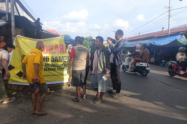 Direksi Perumda Pasar Makassar Tertibkan Pembuangan Sampah di Sekitar Pasar Pannampu 1 Direksi Perumda Pasar Makassar meninjau penanganan sampah di area Pasar Pannampu dan memasang spanduk larangan pembuangan sampah sembarangan untuk menjaga kebersihan lingkungan pasar.
