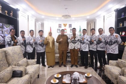 Wali Kota Makassar, Munafri Arifuddin, saat menerima audiensi Pengurus PGRI Makassar jelang peringatan Hari Guru Nasional 2025 di Balai Kota.