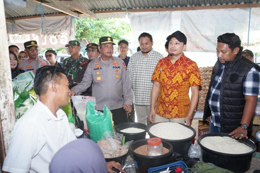 Bupati Enrekang H. Muh. Yusuf Ritangnga bersama Wakil Bupati Andi Tenri Liwang La Tinro didampingi Forkopimda memantau langsung harga beras di Pasar Sentral Enrekang.