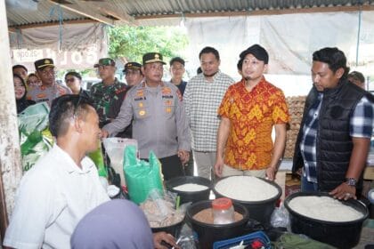 Bupati Enrekang H. Muh. Yusuf Ritangnga bersama Wakil Bupati Andi Tenri Liwang La Tinro didampingi Forkopimda memantau langsung harga beras di Pasar Sentral Enrekang.