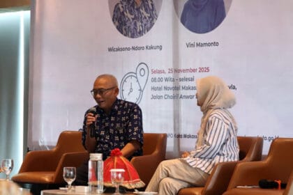 Ndoro Kakung saat memaparkan strategi kehumasan digital dalam kegiatan yang digelar Diskominfo Makassar di Hotel Novotel, Selasa (25/11/2025).