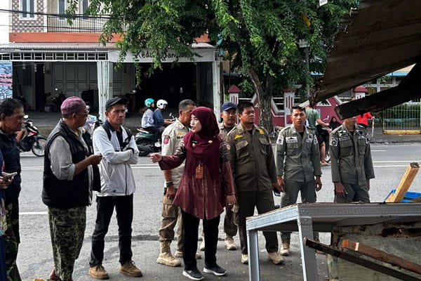 Petugas Perumda Pasar Makassar bersama jajaran Kelurahan Wajo Baru saat membagikan surat teguran dan menertibkan lapak pedagang di Jalan Terong.