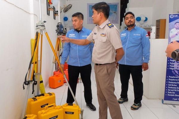 Tim ATR/BPN Makassar meninjau ruang arsip dan peralatan survei KJSB Muh. Cikal Arung Samudra yang kini menerapkan teknologi pengarsipan modern.
